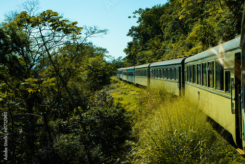 Trem de turismo atravessando a cidade de curitiba e morretes no Paraná. 