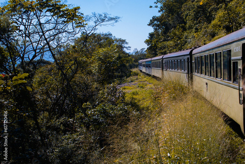 Trem turístico atravessando a serra de Curitiba a caminho da cidade de Morretes no Paraná. 