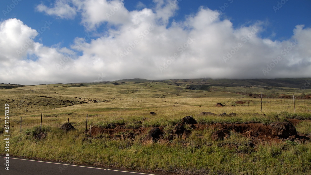 Obraz premium Clouds over the mountains in Maui Hawaii
