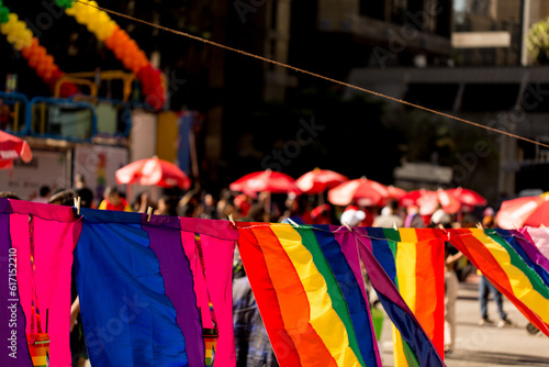 Bandeiras coloridas, símbolo do orgulho gay, penduradas em varais na Avenida Paulista. 27ª edição, da Parada do Orgulho LGBT+ de São Paulo, Brasil. 