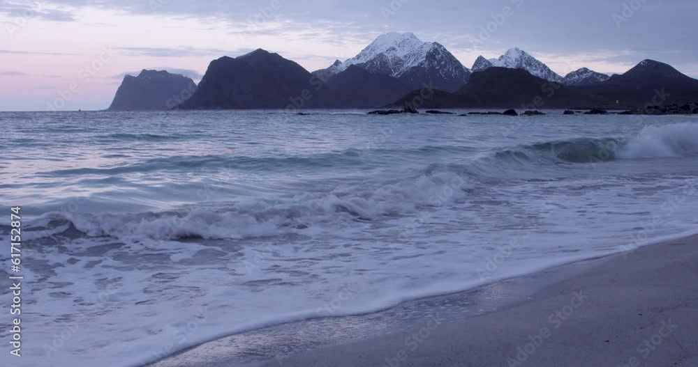 Vagues sur une plage des Îles Lofoten Vagues sur une plage des Îles Lofoten