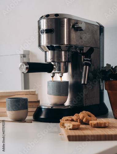 Machine à café expresso en action dans une tasse en céramique photo