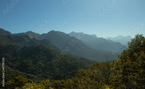 Vis  o a  rea da serra curitibana com vis  o das montanhas e da flora no Paran   Brasil. 