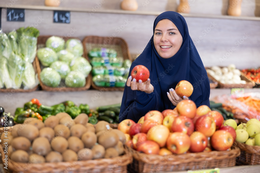Ταπετσαρία Girl in paranja making purchases in supermarket, choosing fresh ripe apples