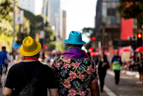 Chapéu azul e amarelo. Avenida Paulista, São Paulo, Brasil. 