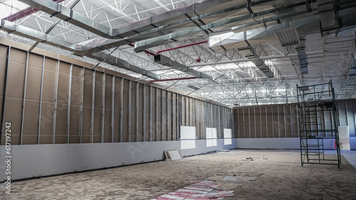 construction de nave industrial en zona industrial, trabajando arduamente albañiles desconocidos