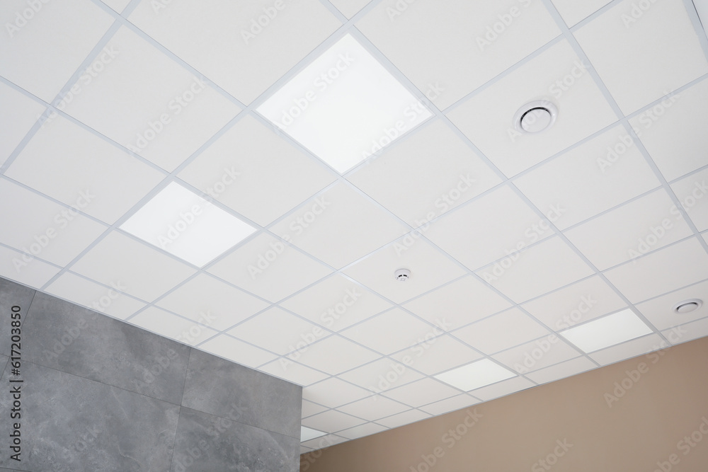 White ceiling with modern lighting in room, low angle view - obrazy, fototapety, plakaty 