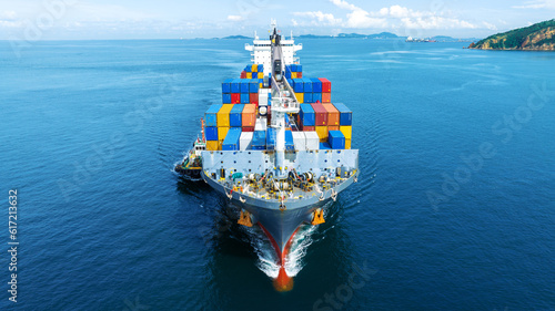Foto Cargo container Ship, cargo maritime ship with contrail in the ocean ship carrying container and running for export concept technology freight shipping sea freight by Express Ship