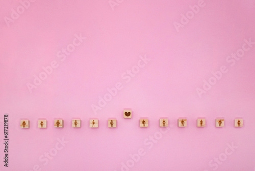 ハート中心に男女が一直線に交互に並んだウッドキューブのピンクの装飾フレーム