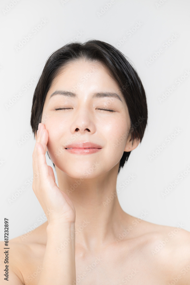 Close-up of the beauty image of skin care and esthetics for bare skin, such as moisturizing and drying of the eyes and cheeks of beautiful Asian women.