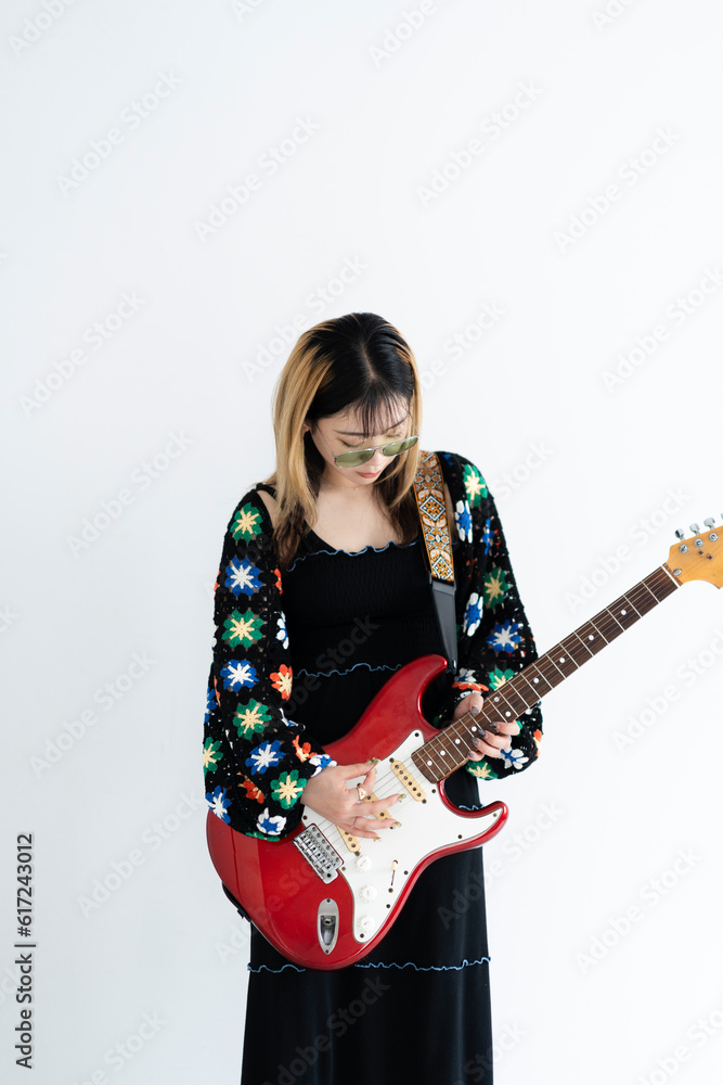 ギターを弾く女性 ギターを弾く女性