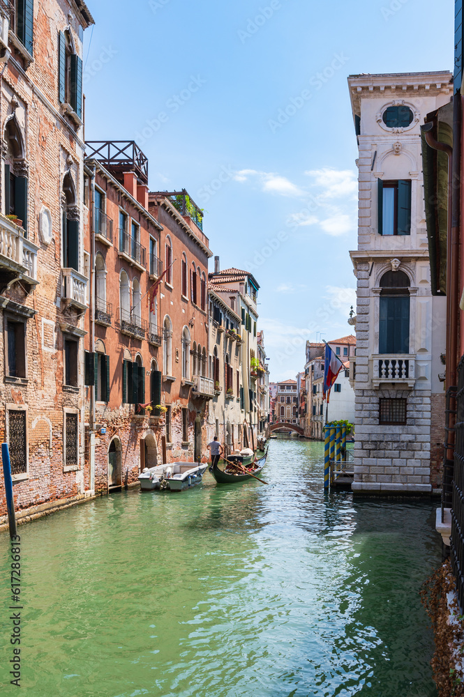 Historische Stadthäuser im Zentrum von Venedig mit Gondel im Hintergrund