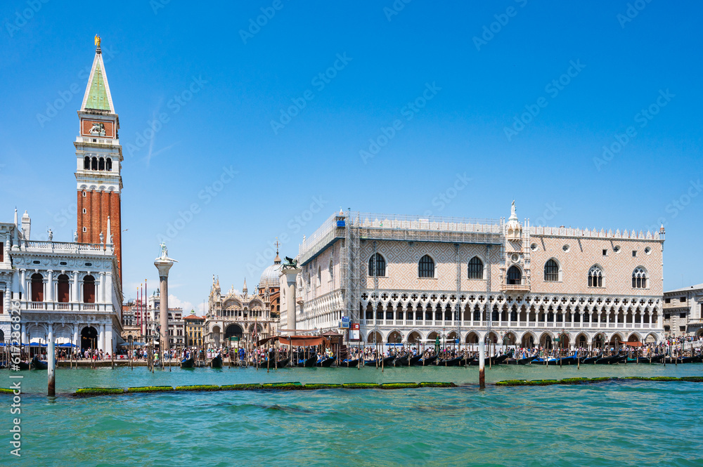 Blick von der Lagune auf den Glockenturm von San Marco, Dogenpalast und Basilica di San Marco im historischen Zentrum von Venedig
