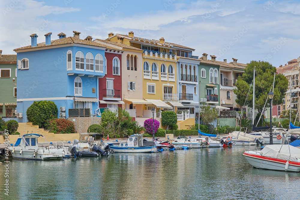 Φωτογραφία Panoramic view of colorfull houses and moored yachts in Port Saplaya