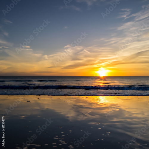 Sonnenuntergang am Strand mit Wolken mit Meer © Creativ-One