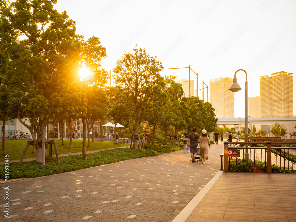 豊洲ぐるり公園の夕景 水辺の風が気持ち良い