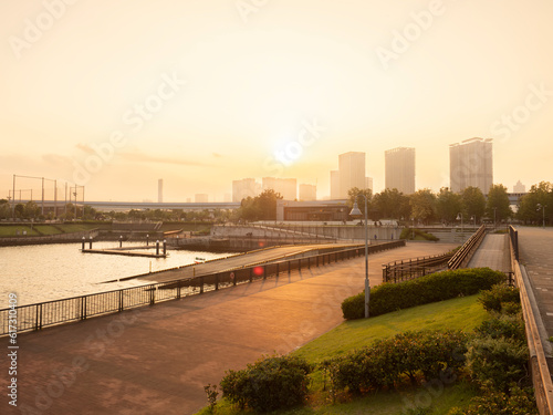 Obraz na płótnie 豊洲ぐるり公園の夕景 水辺の風が気持ち良い w salonie