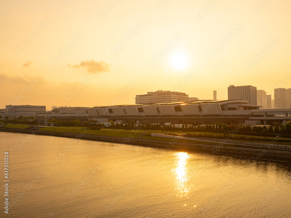 豊洲市場の夕景 運河に光る夕日が映える