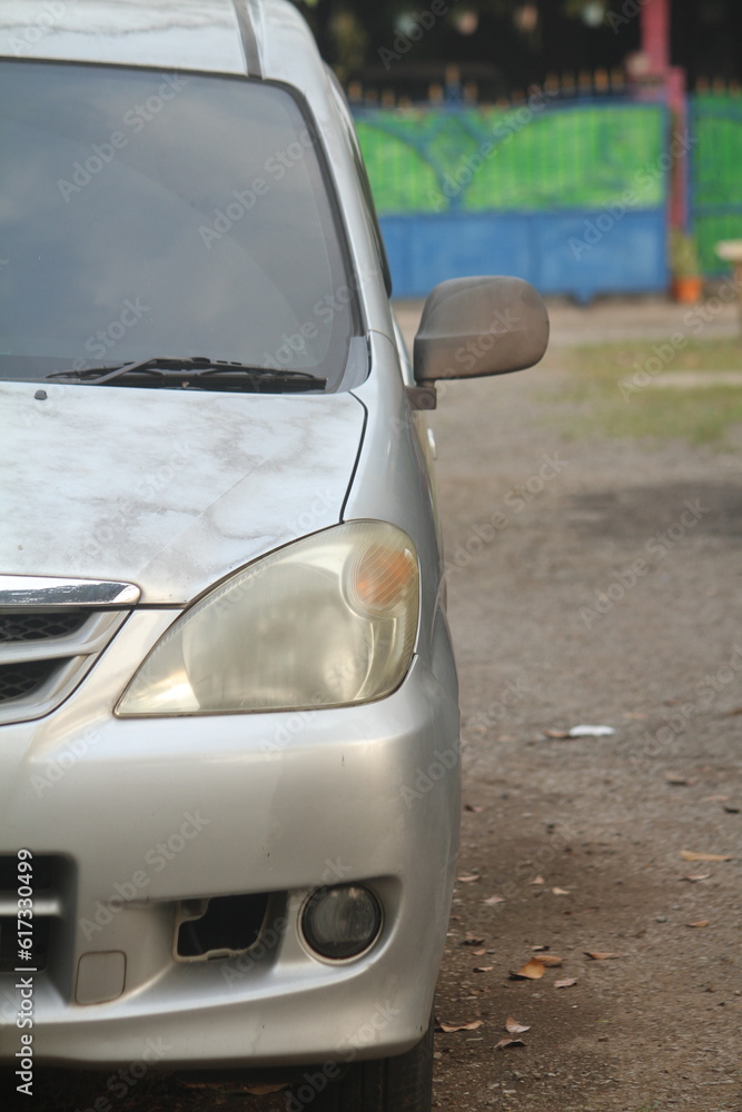 cover the front headlights of the Avanza car
