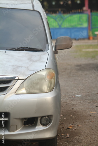cover the front headlights of the Avanza car  © Dyto