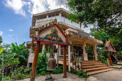 Background of religious sights on the Thai island of Koh Samui (Pra Buddha Dīpankara), located high in the mountains. There are Buddha statues and a large chapel overlooking the surrounding scenery. © bangprik