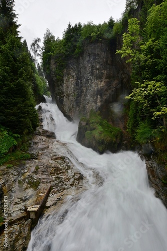 Sławny wodospad w alpejskim mieście w Bad Gastein (Austria)