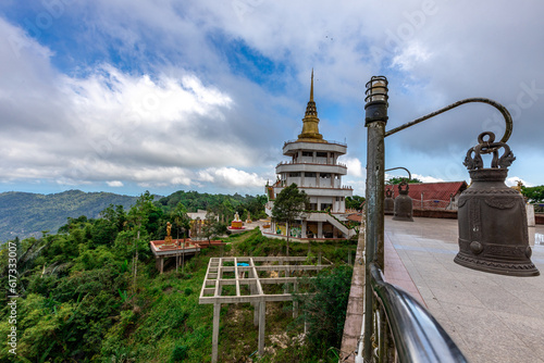 Background of religious sights on the Thai island of Koh Samui (Pra Buddha Dīpankara), located high in the mountains. There are Buddha statues and a large chapel overlooking the surrounding scenery.