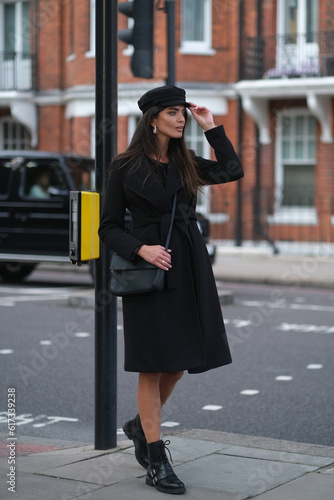 Fotografia Elegant woman in stylish clothes on London streets.