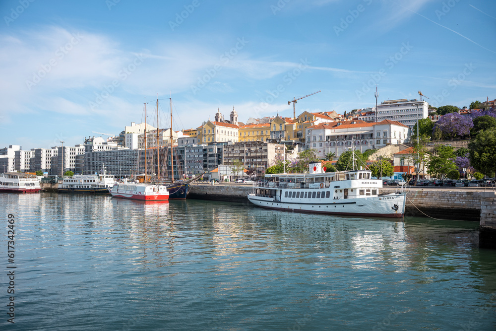 Lissabon Portugal - Hafen Boote Schiffe Stadtbild