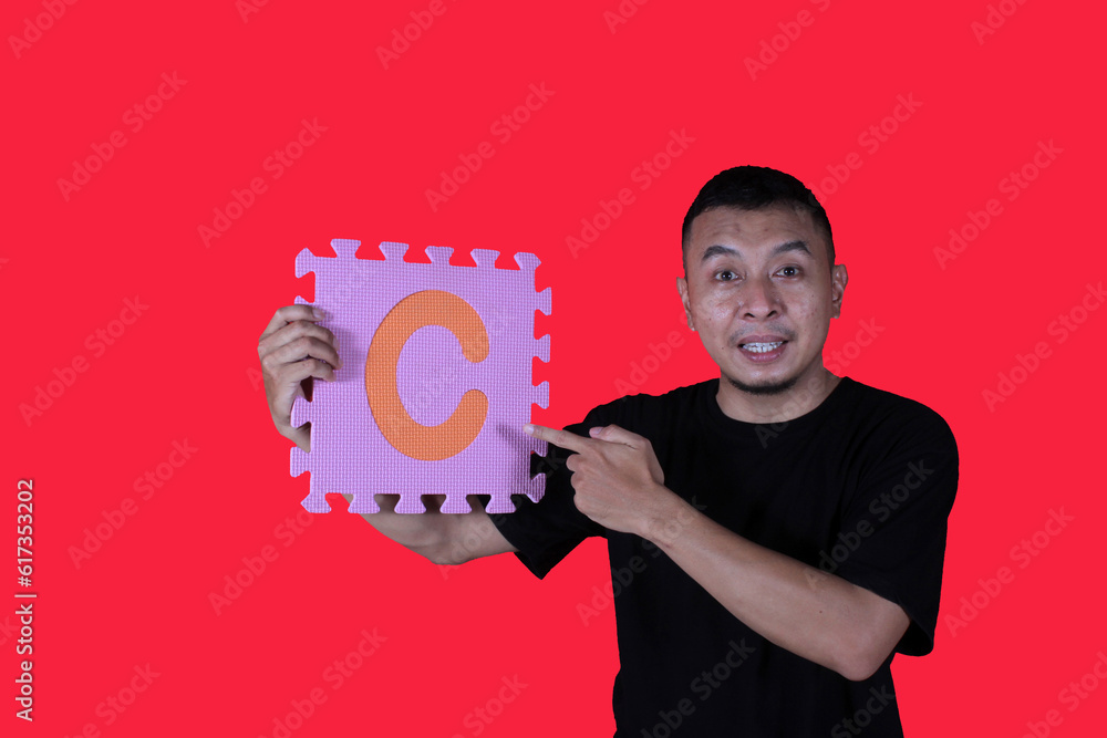 asian man confidently explains learning letters, mentioning the letter C with the help of learning media
asian man confidently explains learning letters, mentioning the letter C with the help of learning media