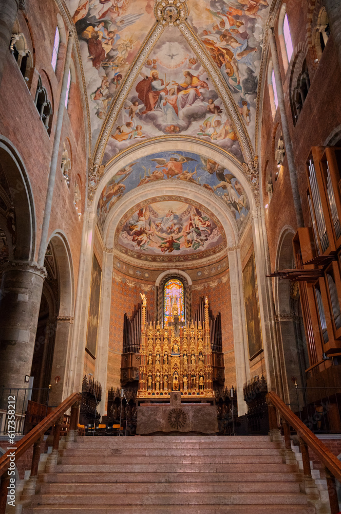 Interior of the cathedral of Piacenza.