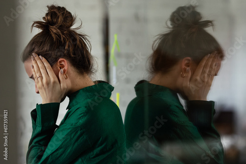 Photo Young sad woman in office, having problem.