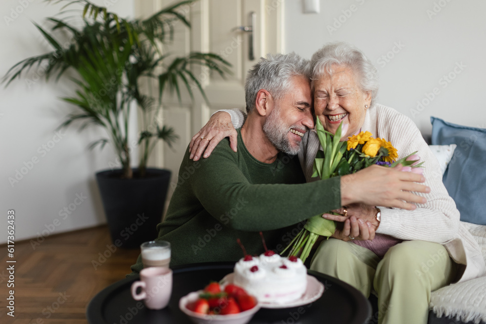 © Halfpoint - Mature man visiting his senior mother at her apartment. © Halfpoint - Mature man visiting his senior mother at her apartment.