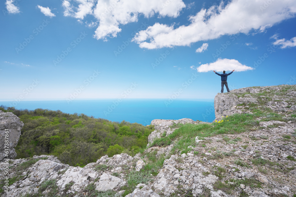 Fototapeta premium Man on sea cliff edge.