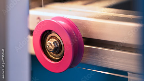 Rouleau d'embobinage de fil en fibre naturelle dans l'industrie du textile. photo