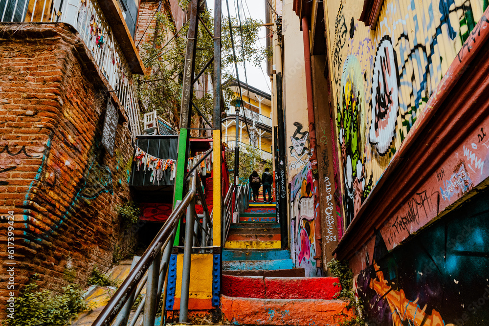 Naklejka premium colorful stairs in valparaiso in chile