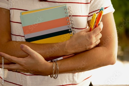 Estudante com planner/agenda em mãos