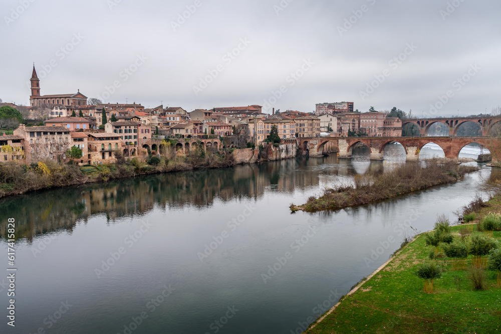 View of Albi, the city and historic buildings from the River Tarn, the Pont Vieux and an island in the stream. View of Albi, the city and historic buildings from the River Tarn, the Pont Vieux and an island in the stream.