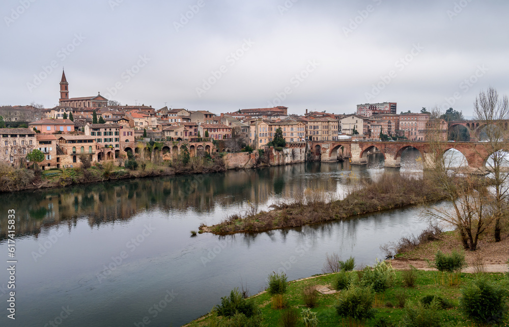 View of Albi, the city and historic buildings from the River Tarn, the Pont Vieux and an island in the stream. View of Albi, the city and historic buildings from the River Tarn, the Pont Vieux and an island in the stream.