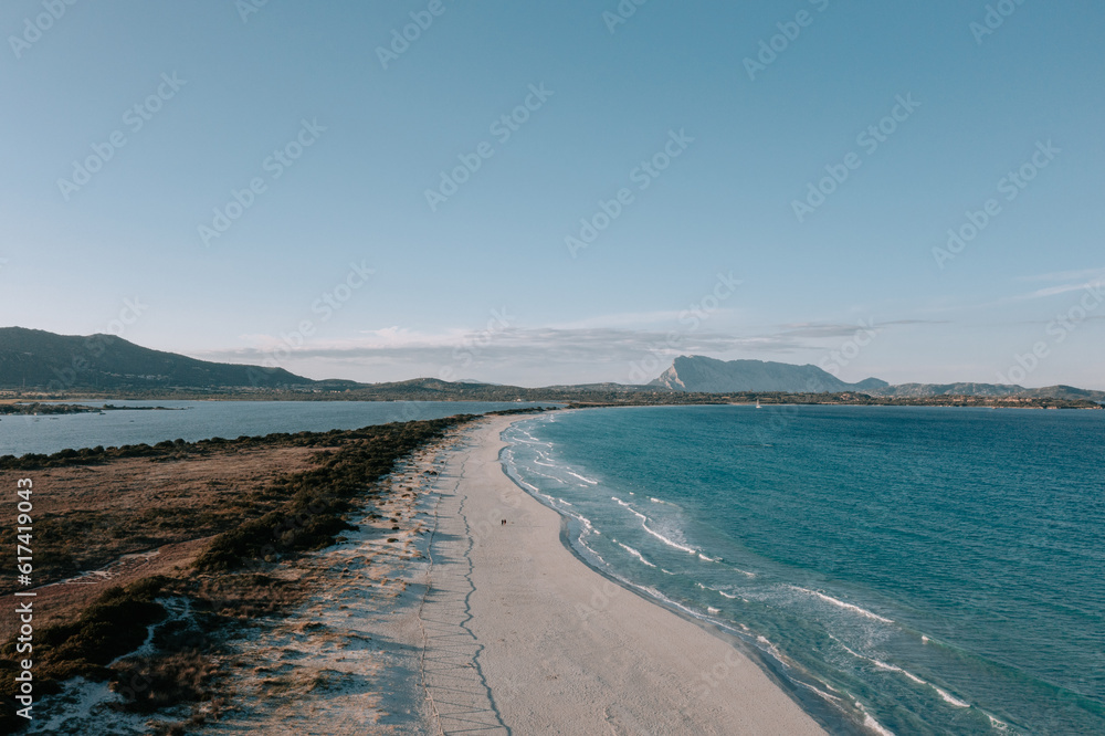 Der Strand La Cinta Beach zum Sonnenuntergang San Teodoro auf Sardinien. Mit Blick auf die Insel Tavolara. Drone