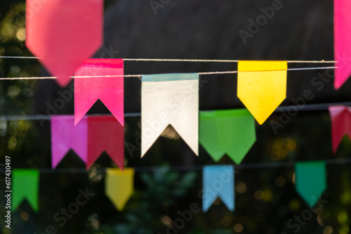 Detalhe de bandeirinhas coloridas de festa junina típica do Brasil com fundo desfocado