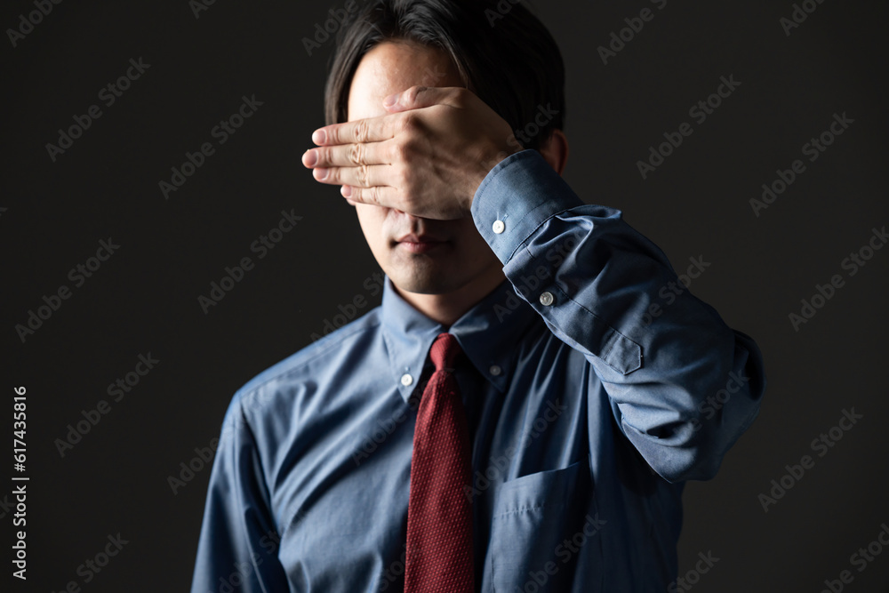 手で顔を隠すビジネスマン Stock Photo | Adobe Stock