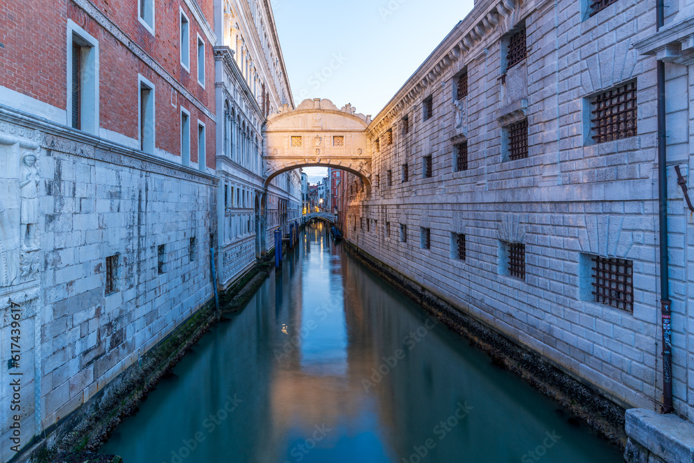 Obraz premium Canals side view in Venice