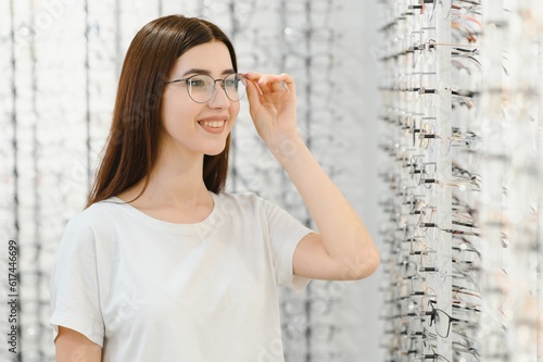 Foto Young Woman with Eyeglasses in Optical Store - Beautiful girl wearing glasses in