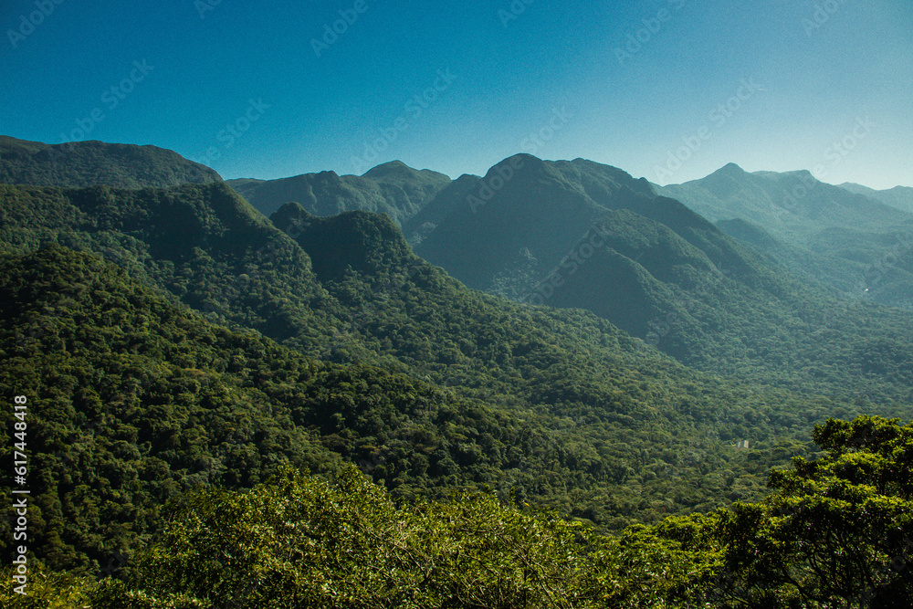 Visão aérea da serra curitibana com visão das montanhas e da flora no Paraná Brasil.	