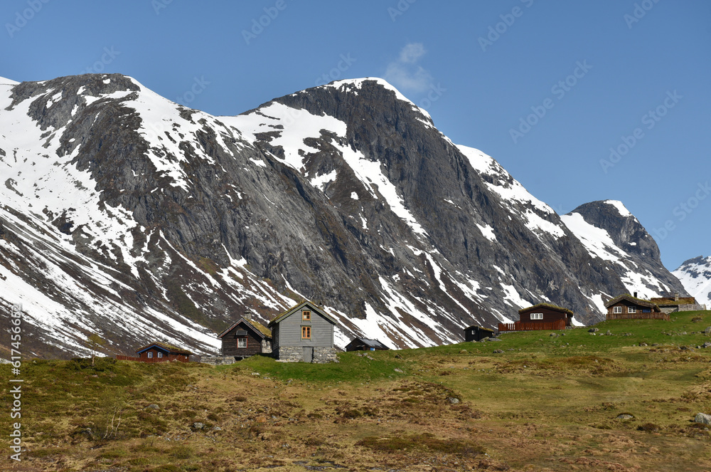 Norwegische Häuser im schneebedecktem Gebirge 