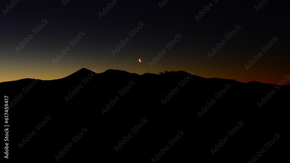 la luna menguante aparece sobre las montañas la luna menguante aparece sobre las montañas