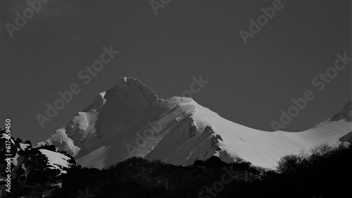Pico Torres en la cordillera Cantábrica en blanco y negro