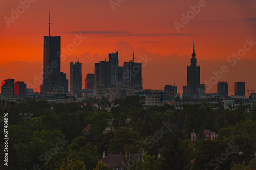 Panorama Warszawy i widok na centrum warszawy i o zachodzie słońca. Najważniejsze budynki śródmieścia, Pałac kultury, Marriott, Varso Tower
