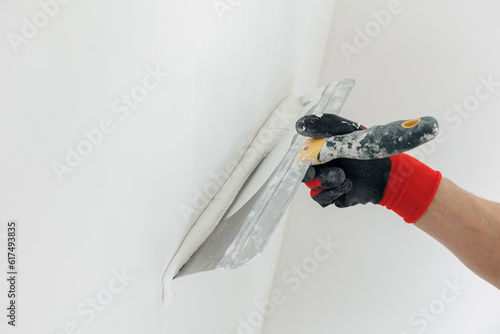 Canvastavla Closeup hands man drywall worker using trowel for plasterer putting stucco on pl